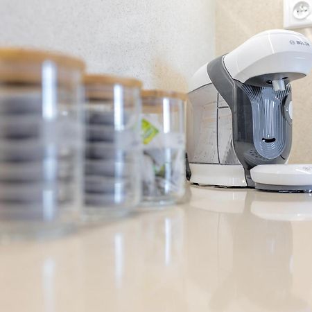 Bright 2Br - 5Th Floor, Balcony, Free Parking By Gravity Pragueアパートメント エクステリア 写真
