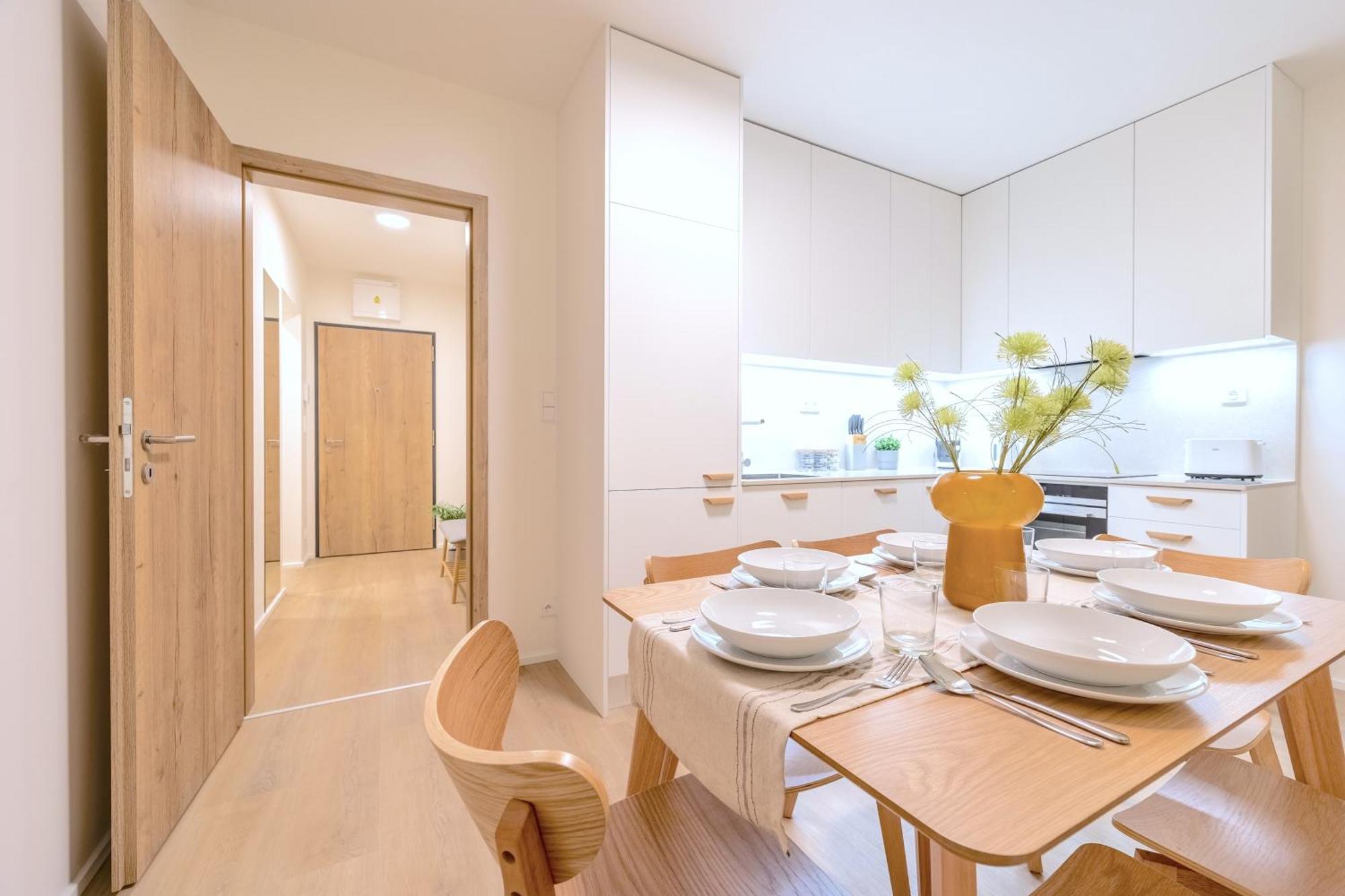 Bright 2Br - 5Th Floor, Balcony, Free Parking By Gravity Pragueアパートメント エクステリア 写真