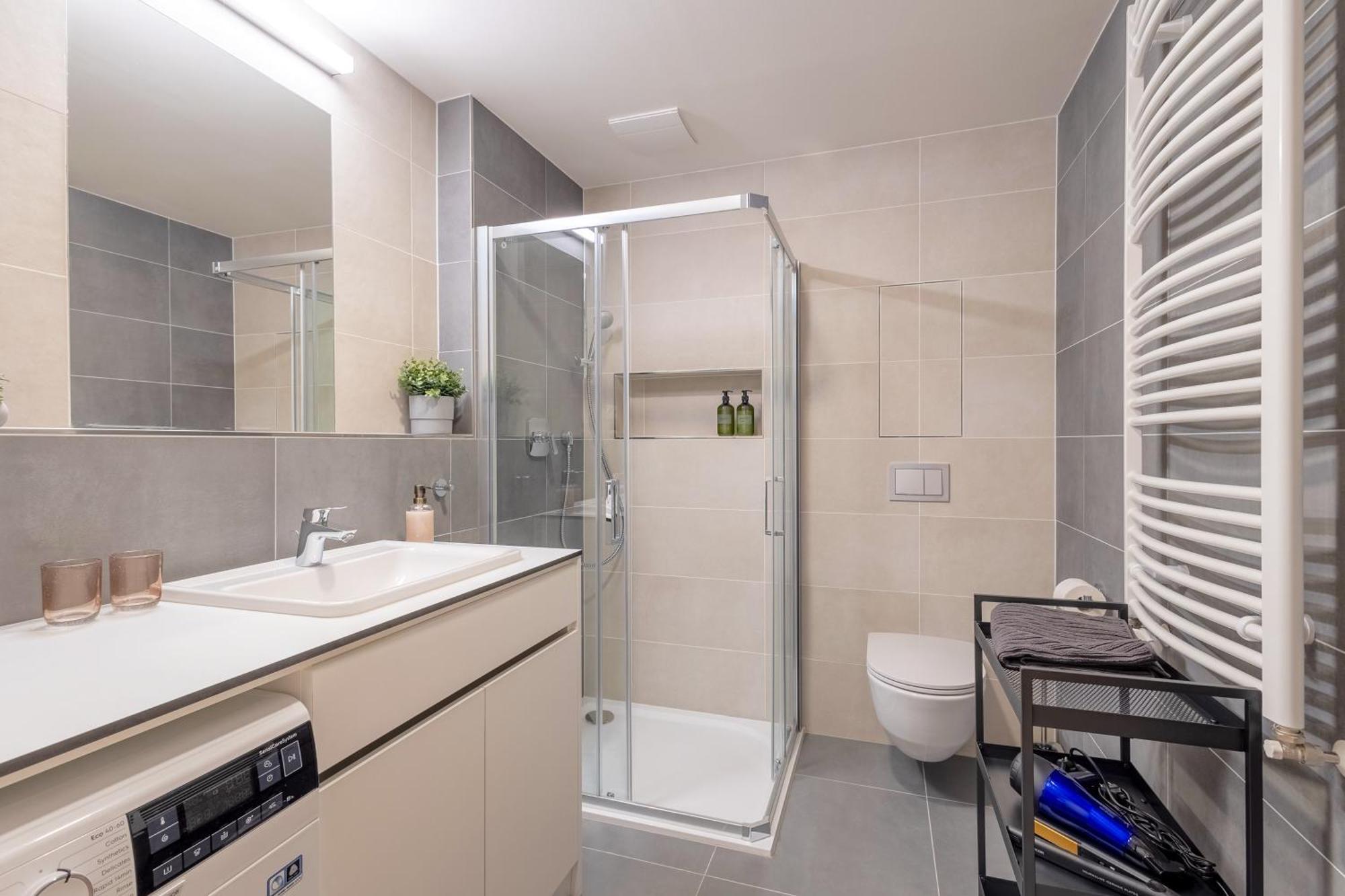 Bright 2Br - 5Th Floor, Balcony, Free Parking By Gravity Pragueアパートメント エクステリア 写真