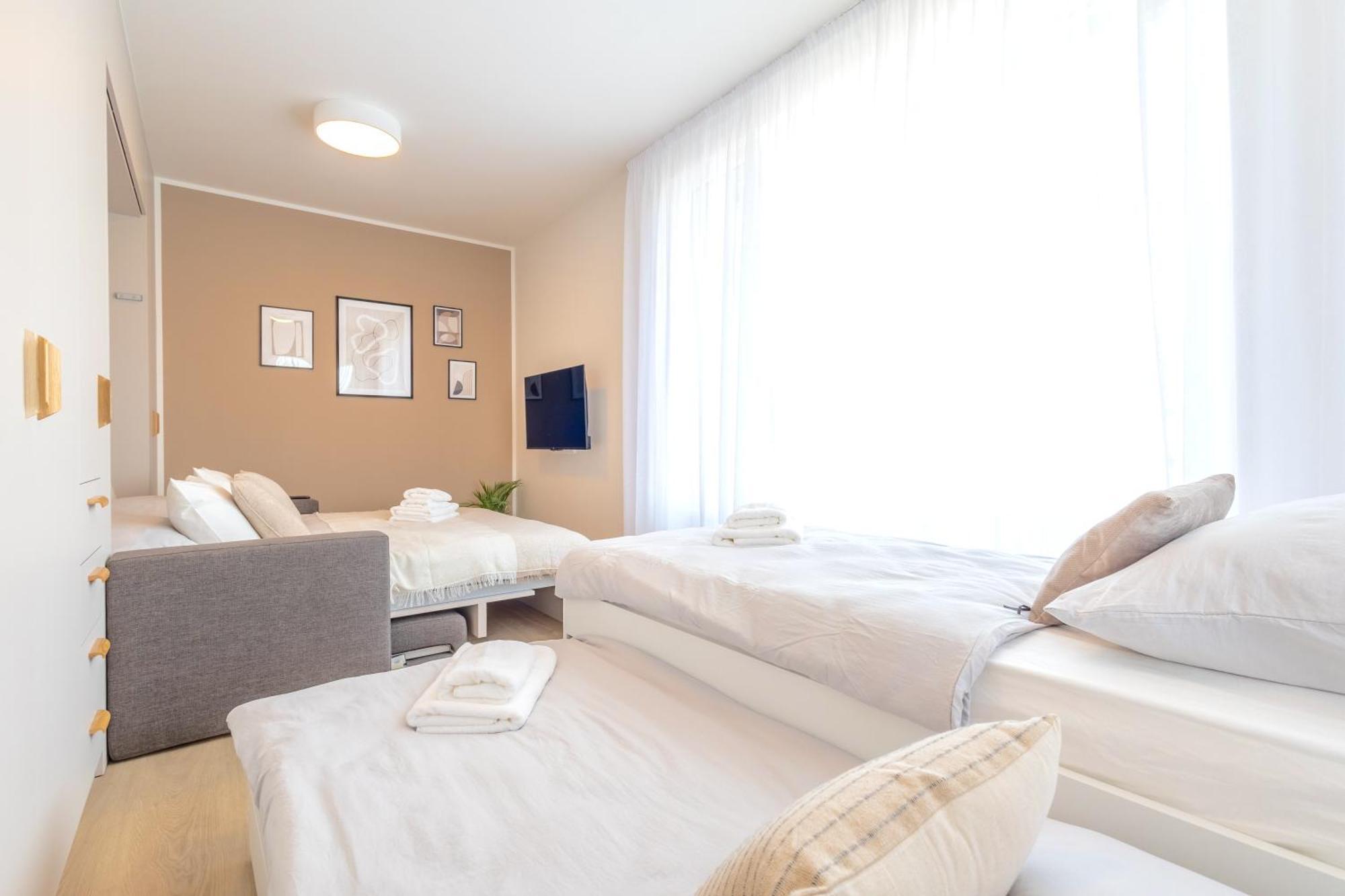 Bright 2Br - 5Th Floor, Balcony, Free Parking By Gravity Pragueアパートメント エクステリア 写真
