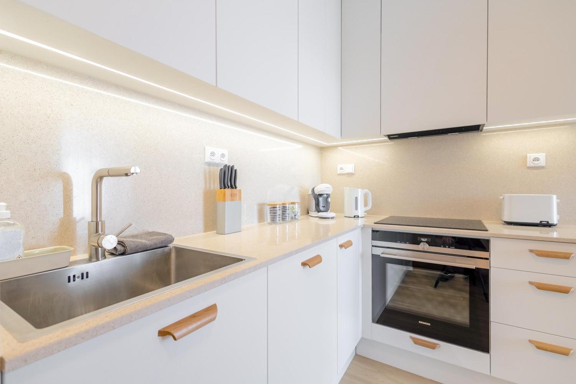 Bright 2Br - 5Th Floor, Balcony, Free Parking By Gravity Pragueアパートメント エクステリア 写真