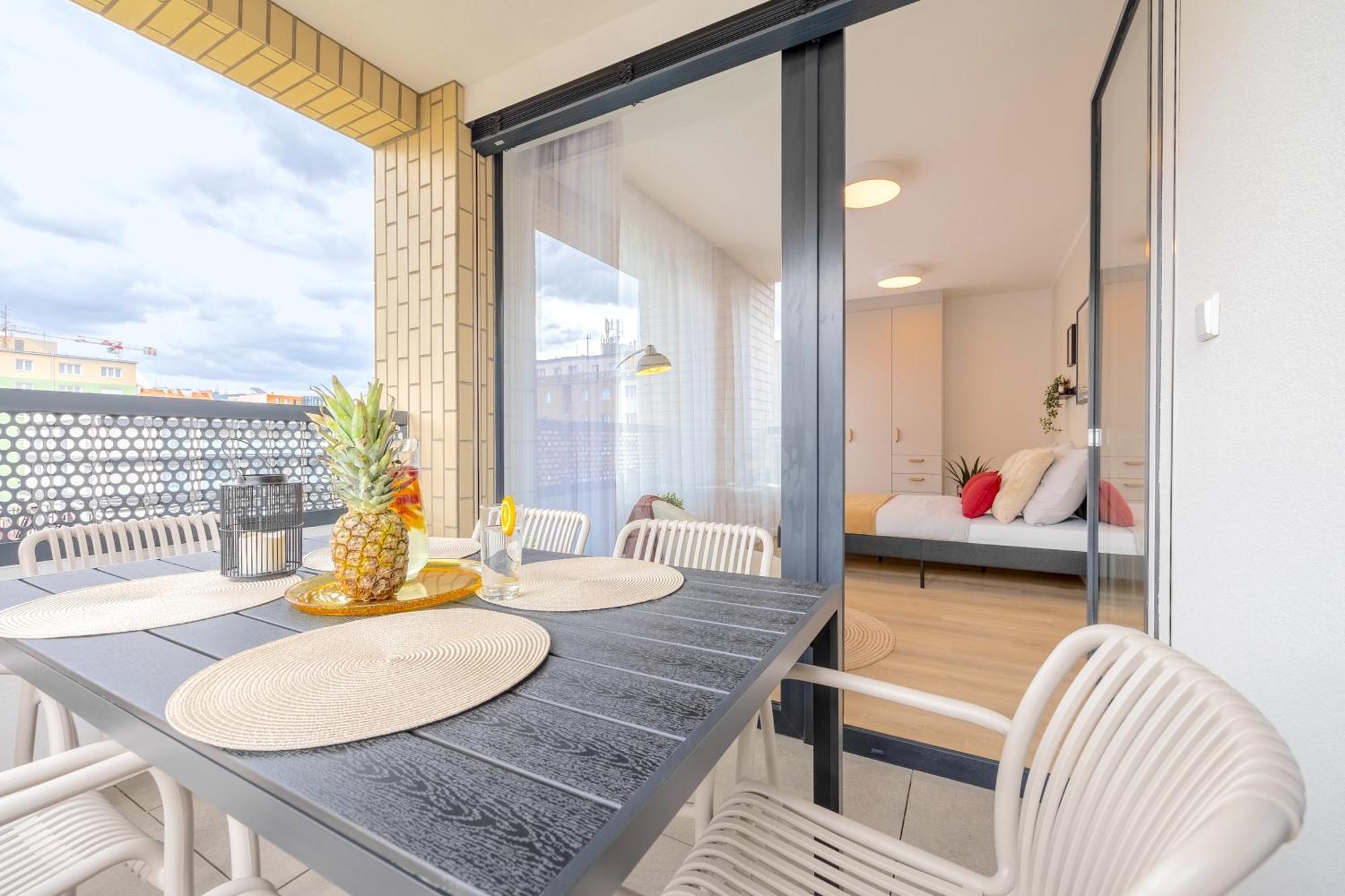 Bright 2Br - 5Th Floor, Balcony, Free Parking By Gravity Pragueアパートメント エクステリア 写真