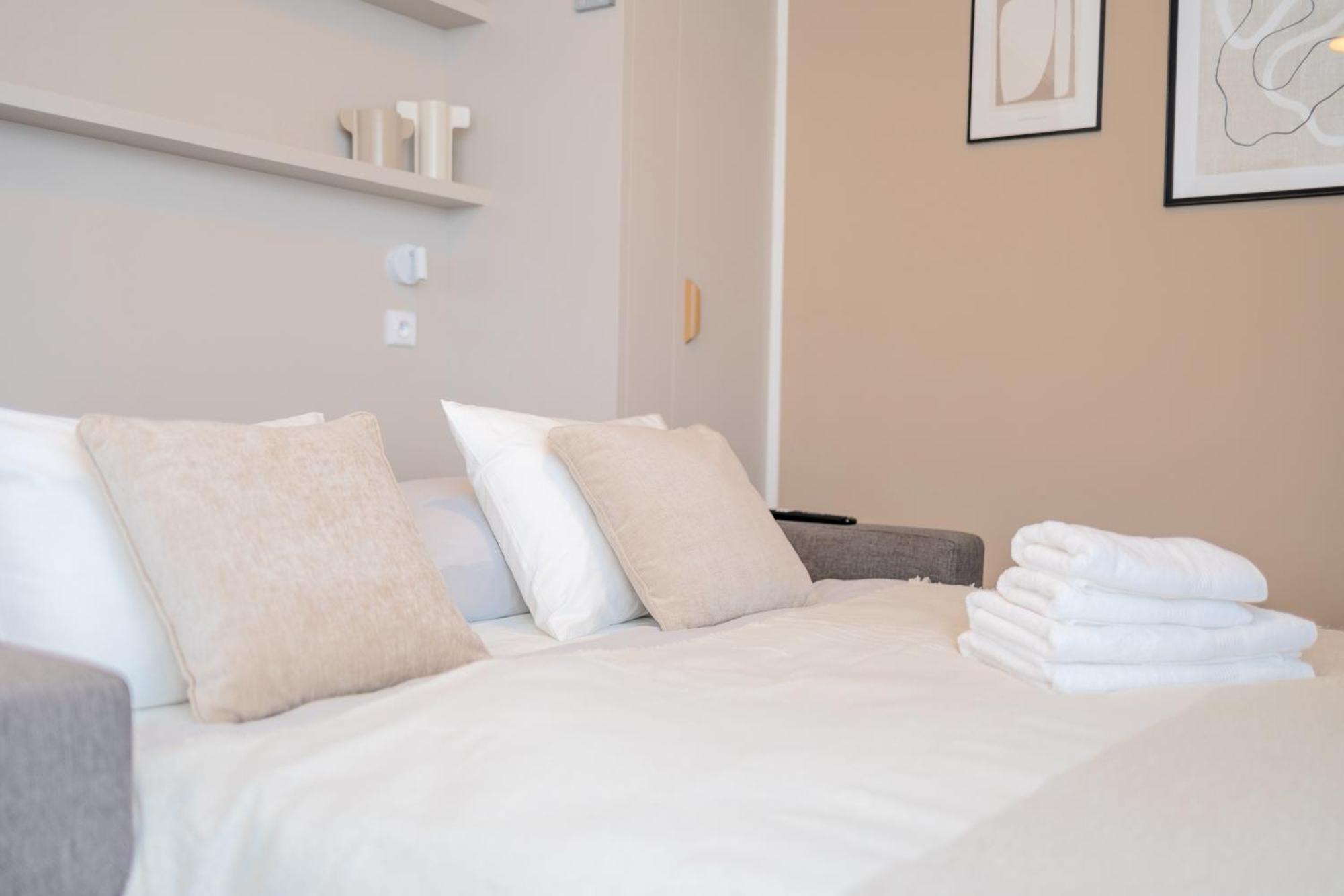 Bright 2Br - 5Th Floor, Balcony, Free Parking By Gravity Pragueアパートメント エクステリア 写真